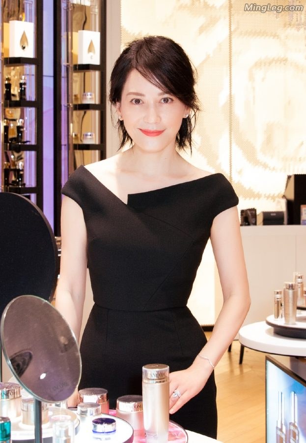 俞飞鸿小黑短裙尖头小高跟身材曼妙(9/9)