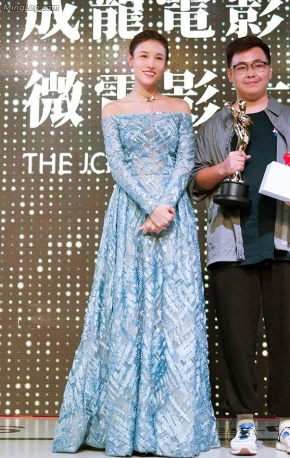 再长的裙子也遮不住张蓝心的长腿，而且黑色内衣看到了有没有(5/6)