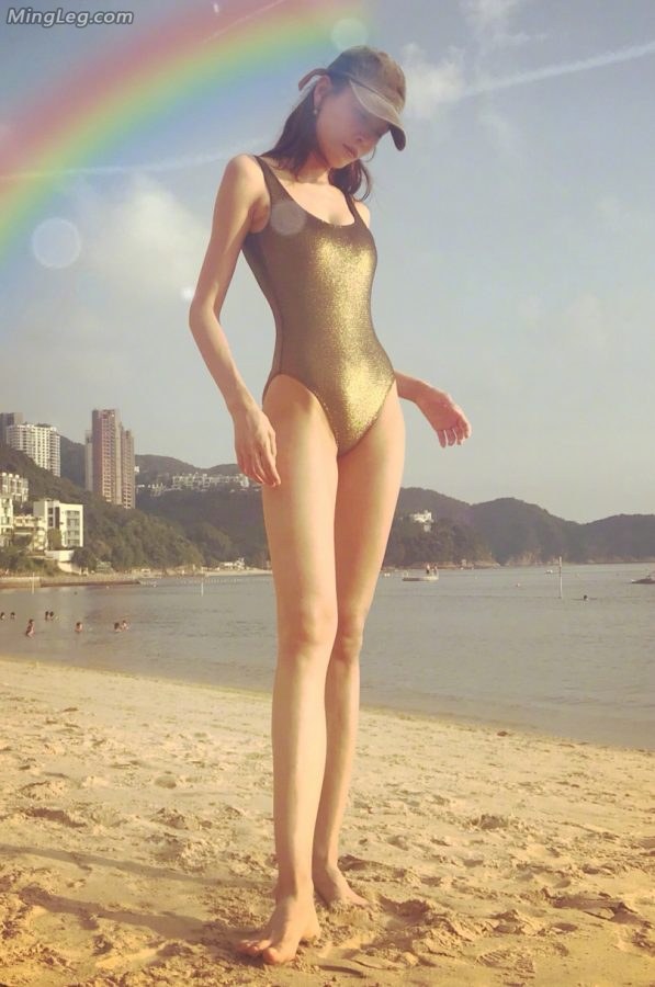 何方妖孽张蓝心在海边穿泳衣秀逆天长腿(1/4)