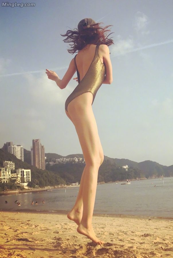 何方妖孽张蓝心在海边穿泳衣秀逆天长腿(2/4)