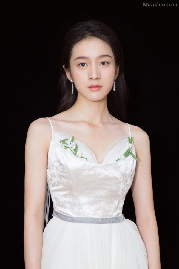 张雪迎低胸长白纱裙气质像仙女脚踩了带防水台的凉高跟鞋(2/10)