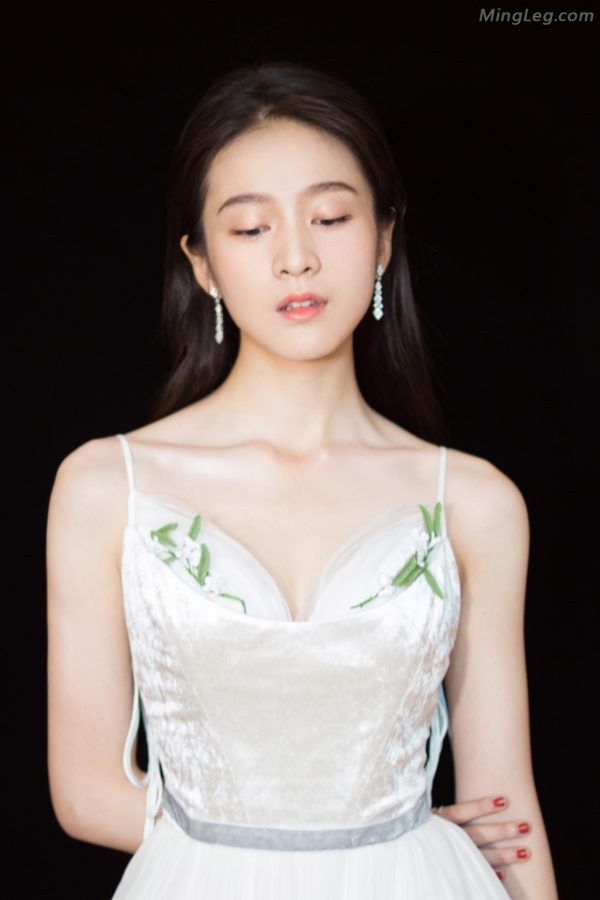 张雪迎低胸长白纱裙气质像仙女脚踩了带防水台的凉高跟鞋(3/10)