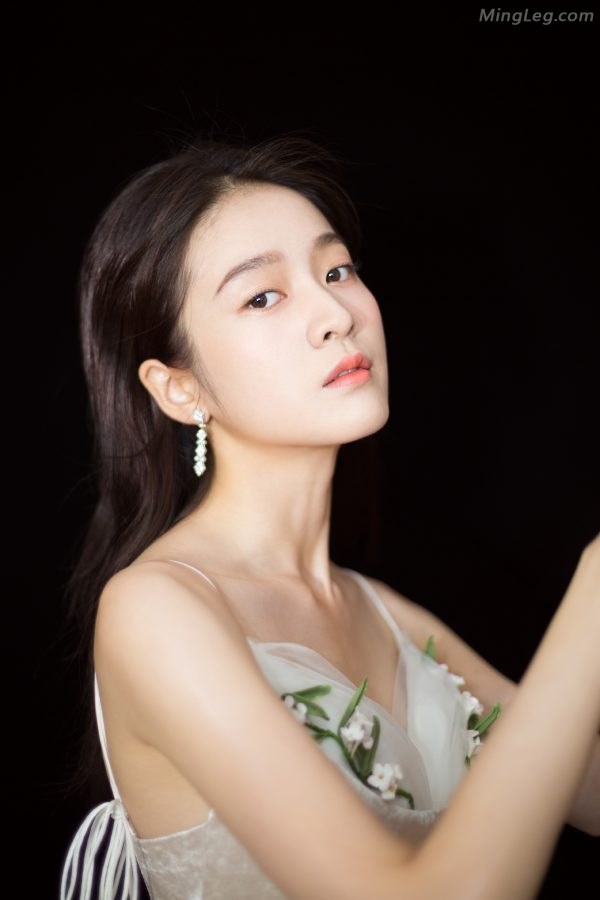 张雪迎低胸长白纱裙气质像仙女脚踩了带防水台的凉高跟鞋(4/10)