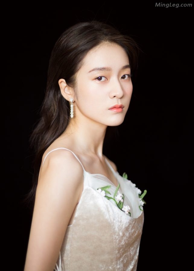 张雪迎低胸长白纱裙气质像仙女脚踩了带防水台的凉高跟鞋(5/10)