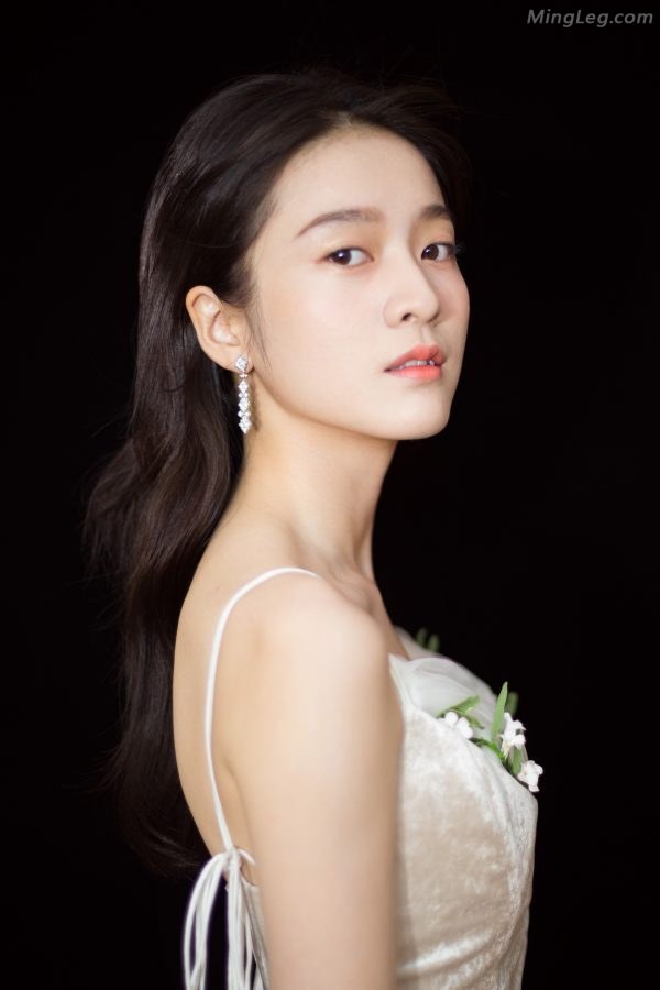 张雪迎低胸长白纱裙气质像仙女脚踩了带防水台的凉高跟鞋(7/10)
