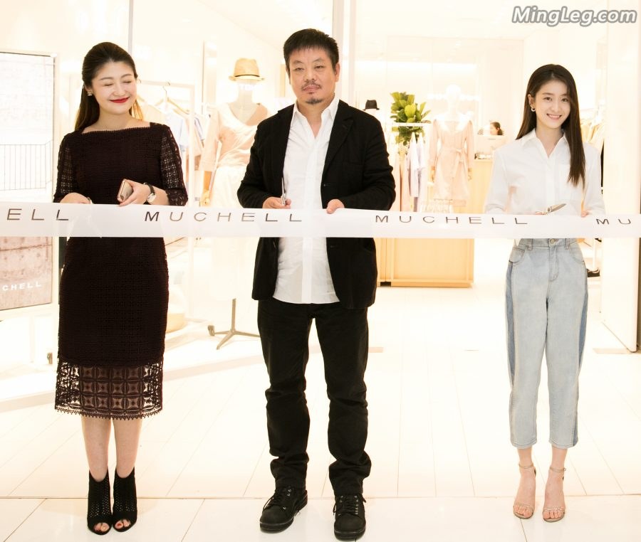 娇小清纯的妹子张雪迎牛仔裤光滑小腿(9/9)