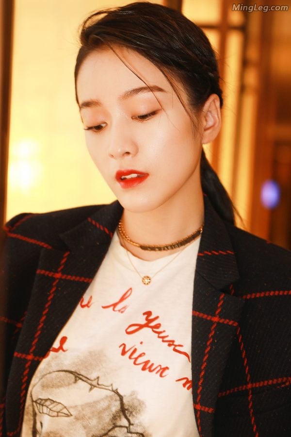 魅力气质少女张雪迎靴子短裤外边这件多余了(3/7)