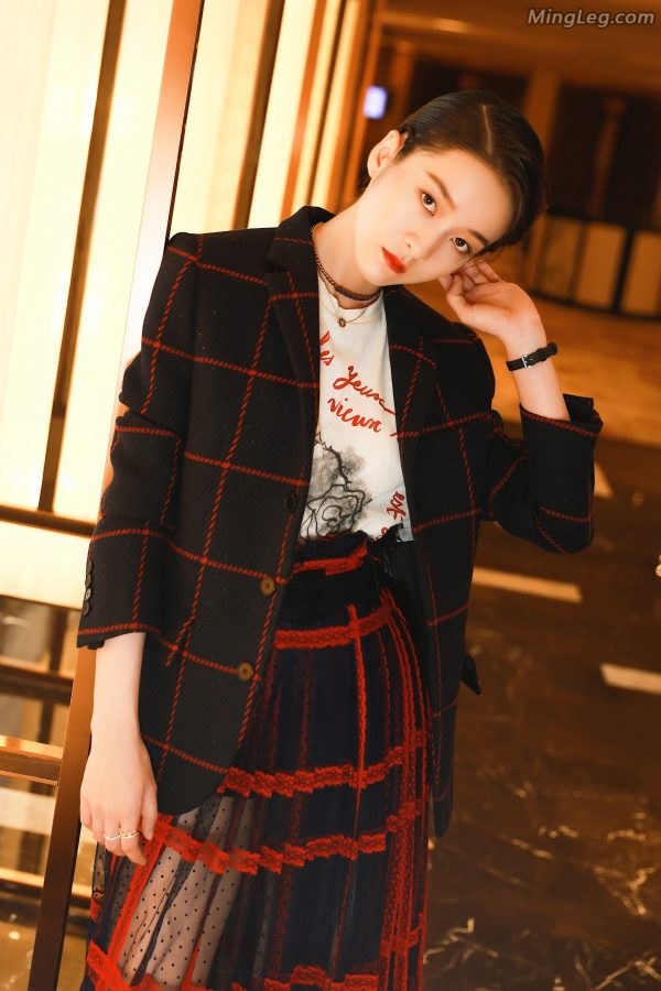 魅力气质少女张雪迎靴子短裤外边这件多余了(6/7)