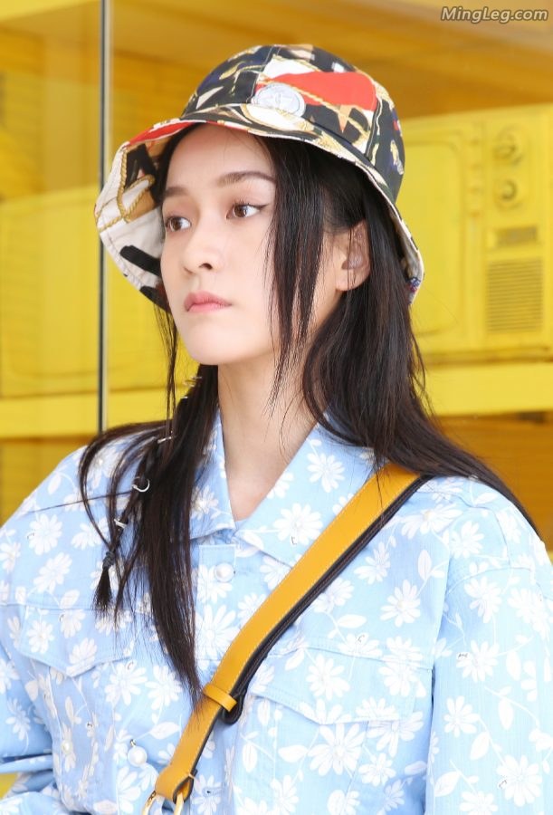张雪迎3套不同风格服装还是露白腿的比较舒服(3/9)