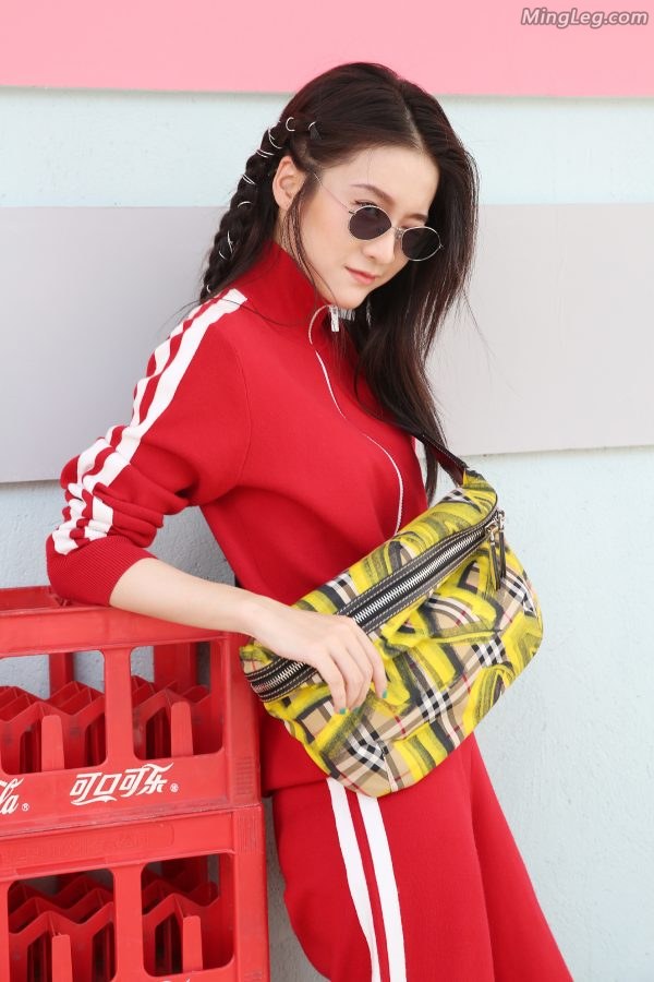 张雪迎3套不同风格服装还是露白腿的比较舒服(7/9)