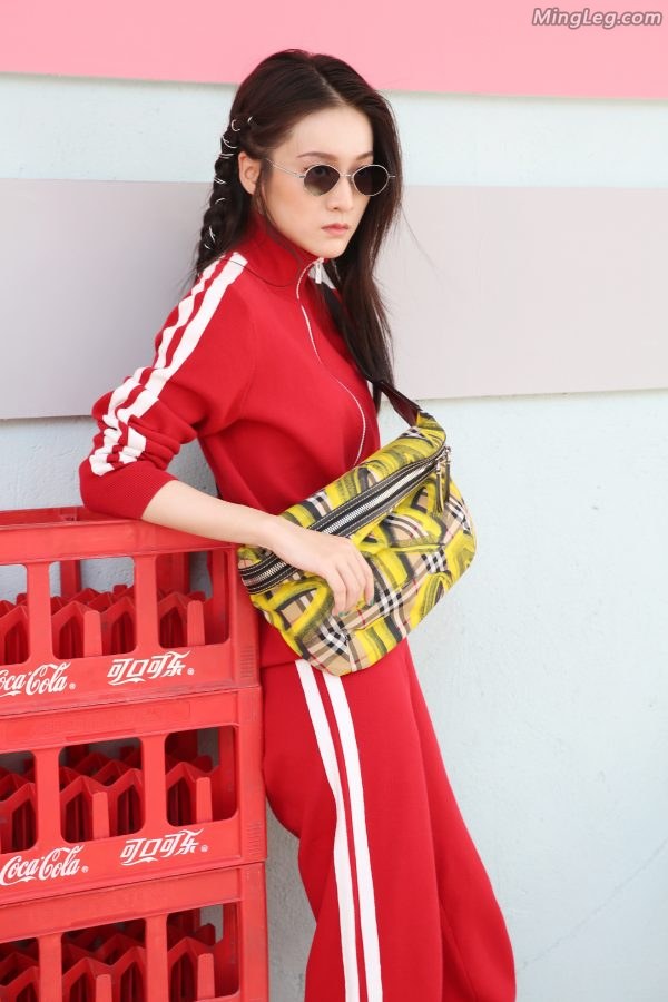 张雪迎3套不同风格服装还是露白腿的比较舒服(9/9)