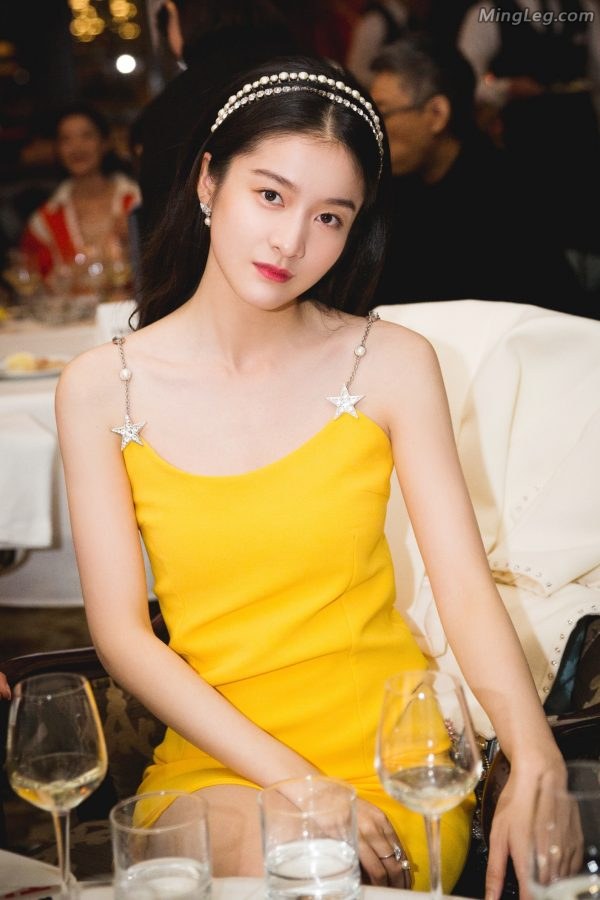 张雪迎珍珠吊带短裙配珍珠凉高跟简直完美(7/22)