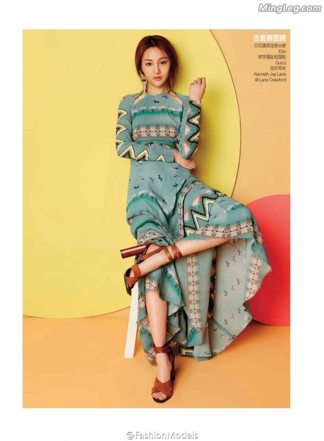 Zheng Shuang shows his toes in magazine photo(4/4)
