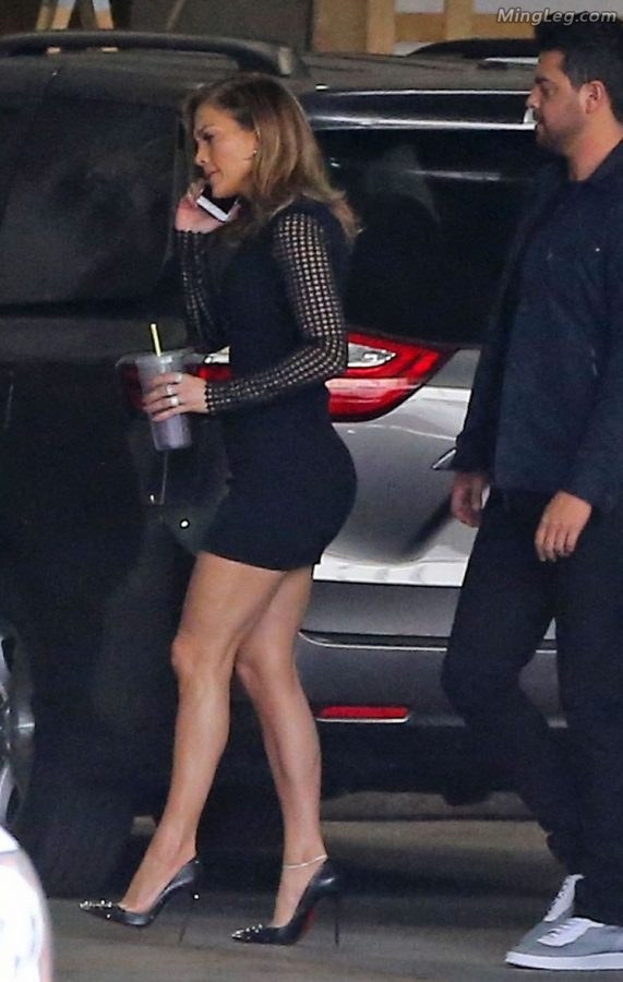 Jennifer Lopez踩红底细高跟外出被拍（第3张/共5张）