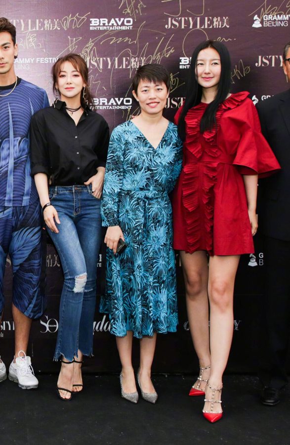 陈紫函牛仔裤美腿凉高美足(2/6)