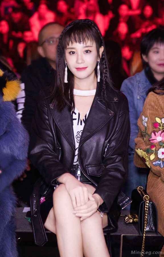 海陆美腿交叉谁来签收一下这个小美女(1/6)