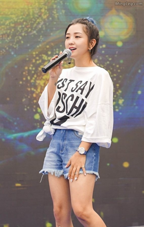 何洁的经典打扮牛仔短裤细高跟(6/9)