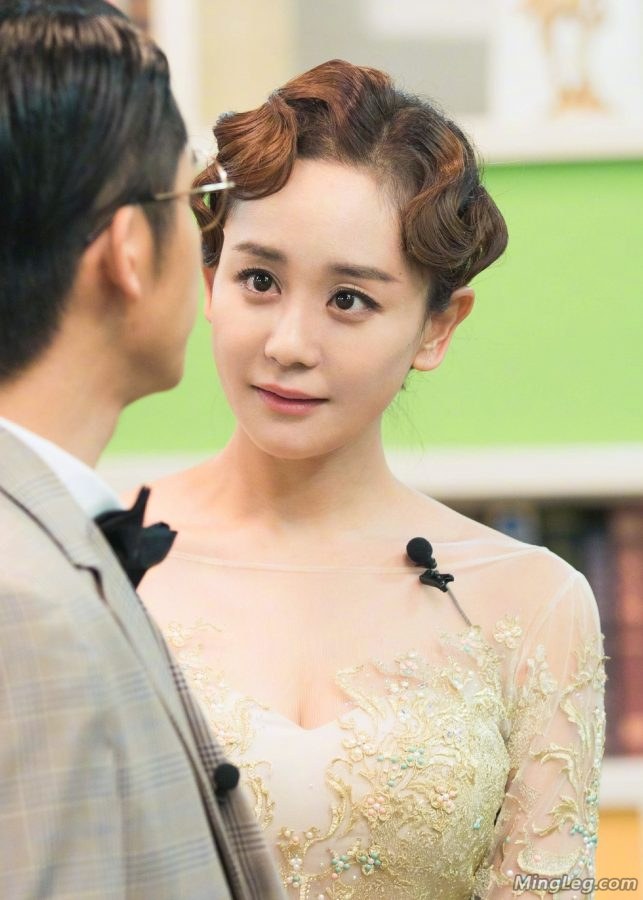 蒋梦婕旗袍高跟对海陆低胸长裙(5/7)
