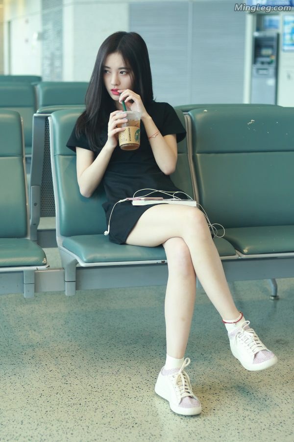 Ju Jingyi is so cute with her legs crossed at the airport.(2/6)
