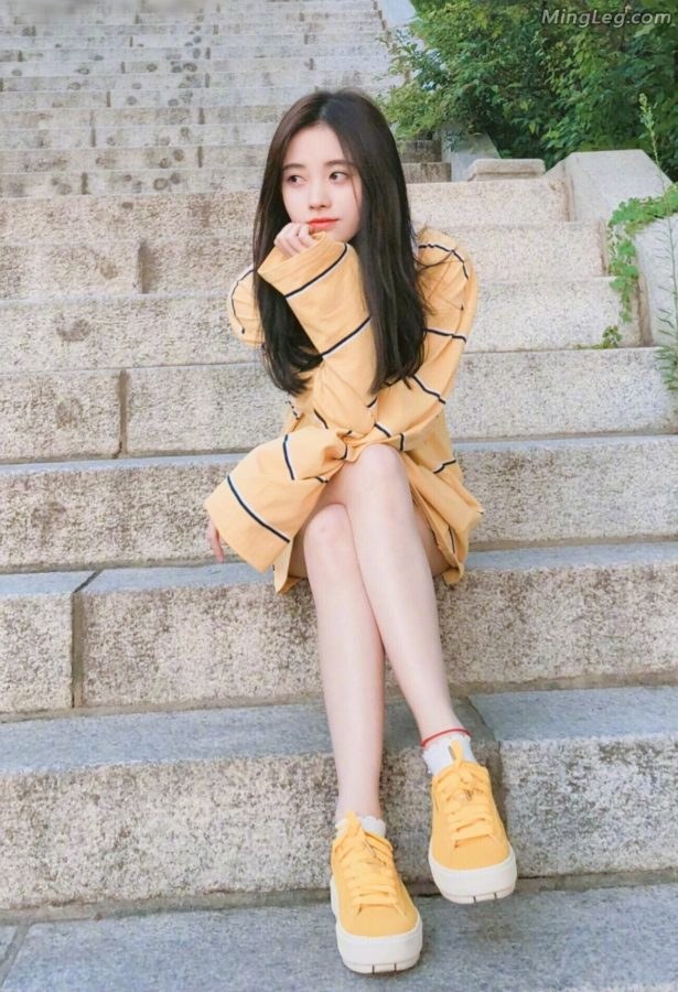 清新美少女鞠婧祎放学了在学校门口翘腿等你(1/4)
