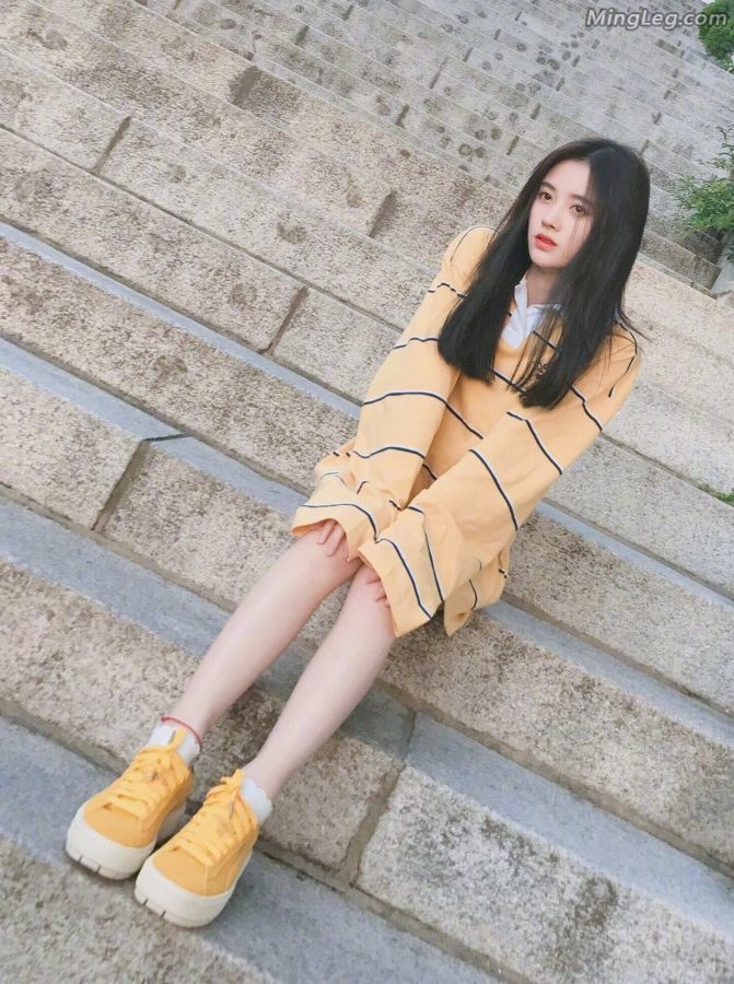 清新美少女鞠婧祎放学了在学校门口翘腿等你(2/4)