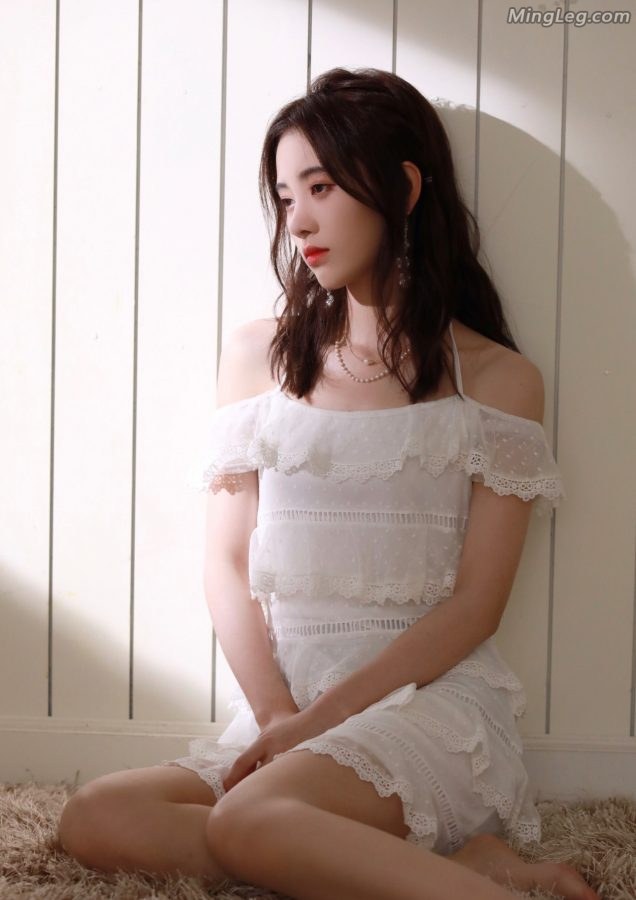 美丽小仙女鞠婧祎光脚丫居家写真(2/9)