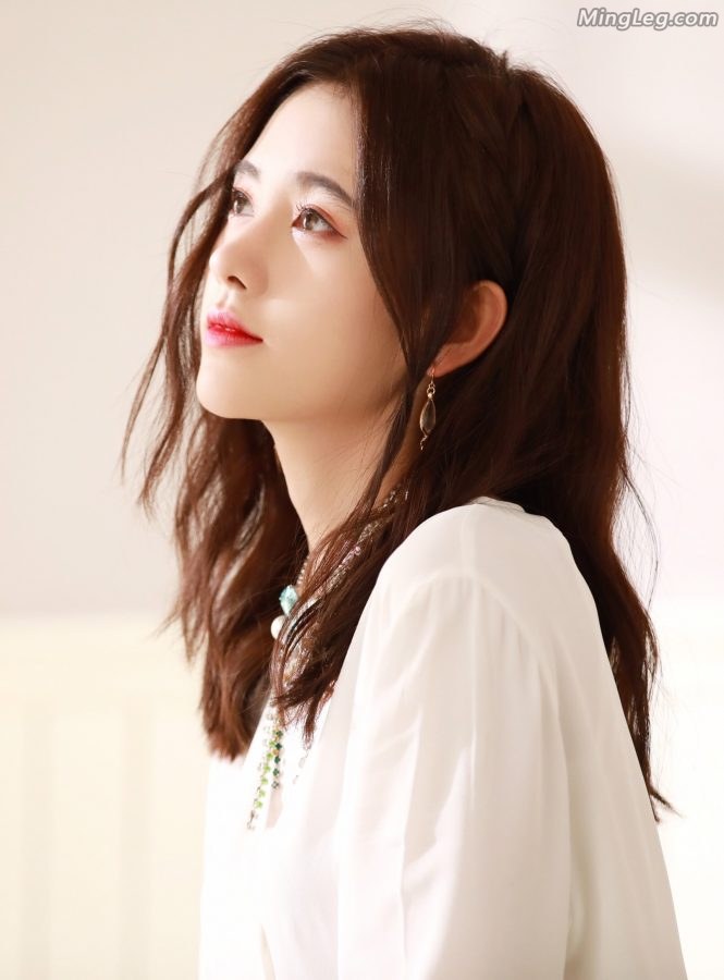 美丽小仙女鞠婧祎光脚丫居家写真(3/9)