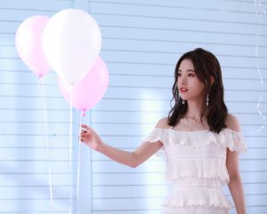 美丽小仙女鞠婧祎光脚丫居家写真