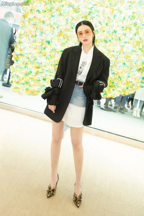 酷酷的美女明星阚清子短裙美腿代言墨镜品牌(1/12)