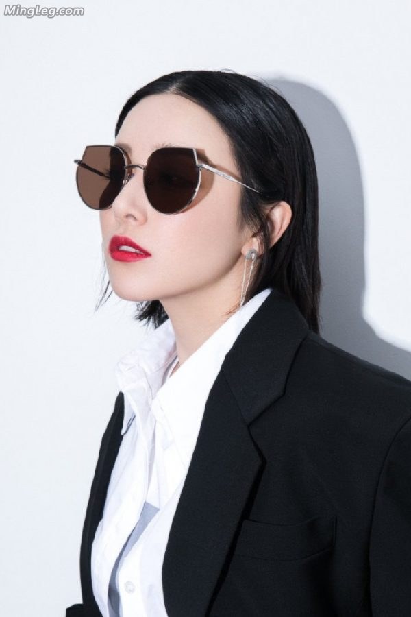 酷酷的美女明星阚清子短裙美腿代言墨镜品牌(7/12)