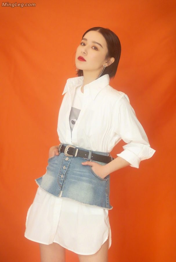 酷酷的美女明星阚清子短裙美腿代言墨镜品牌(8/12)