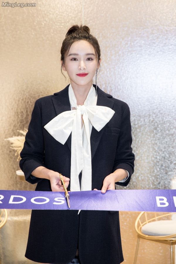 私人女秘书阚清子在办公室秀美腿(5/9)