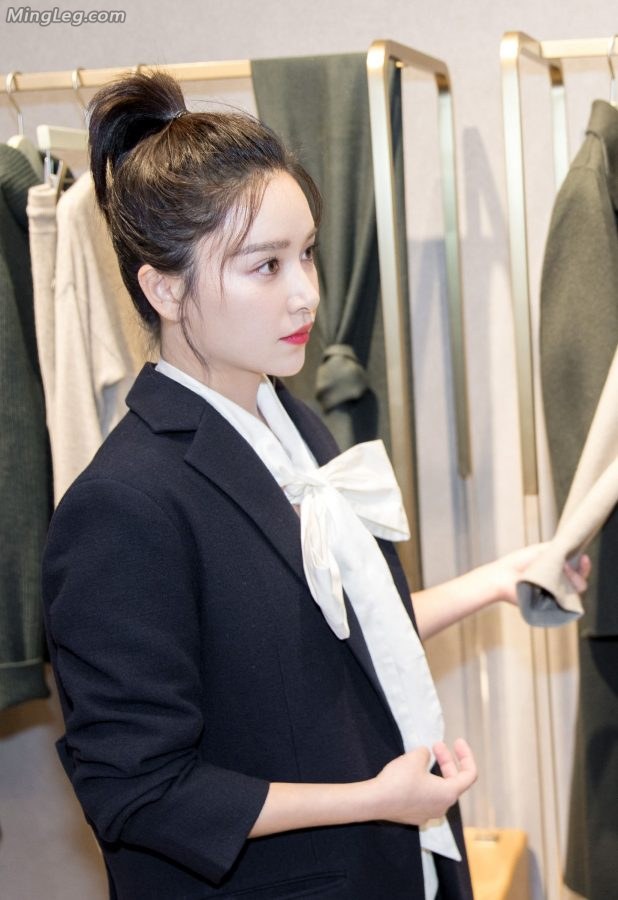 私人女秘书阚清子在办公室秀美腿(8/9)