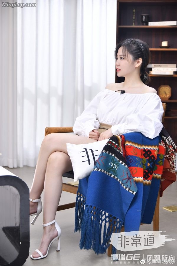 李艾采访现场，张靓颖坐在对面两条白皙美腿交叉(3/7)