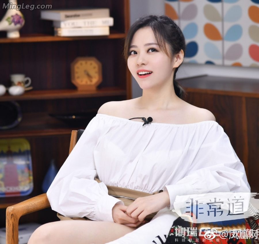李艾采访现场，张靓颖坐在对面两条白皙美腿交叉(5/7)