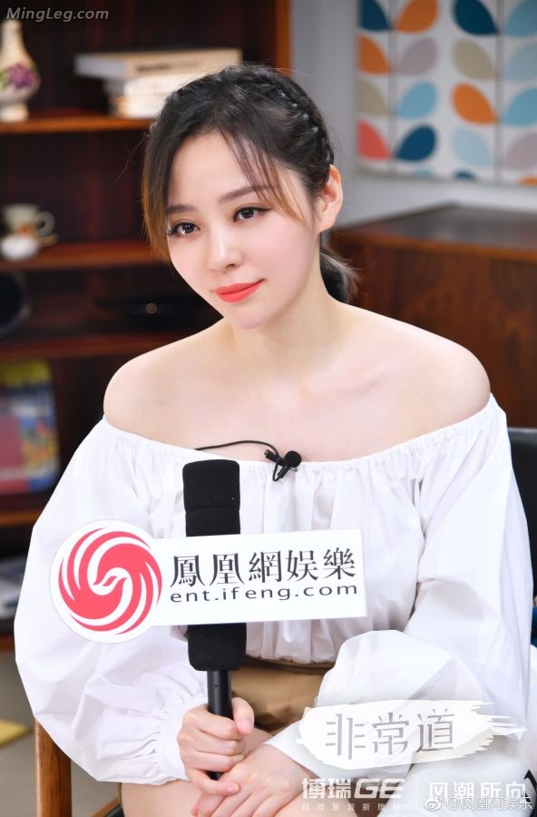 李艾采访现场，张靓颖坐在对面两条白皙美腿交叉(7/7)
