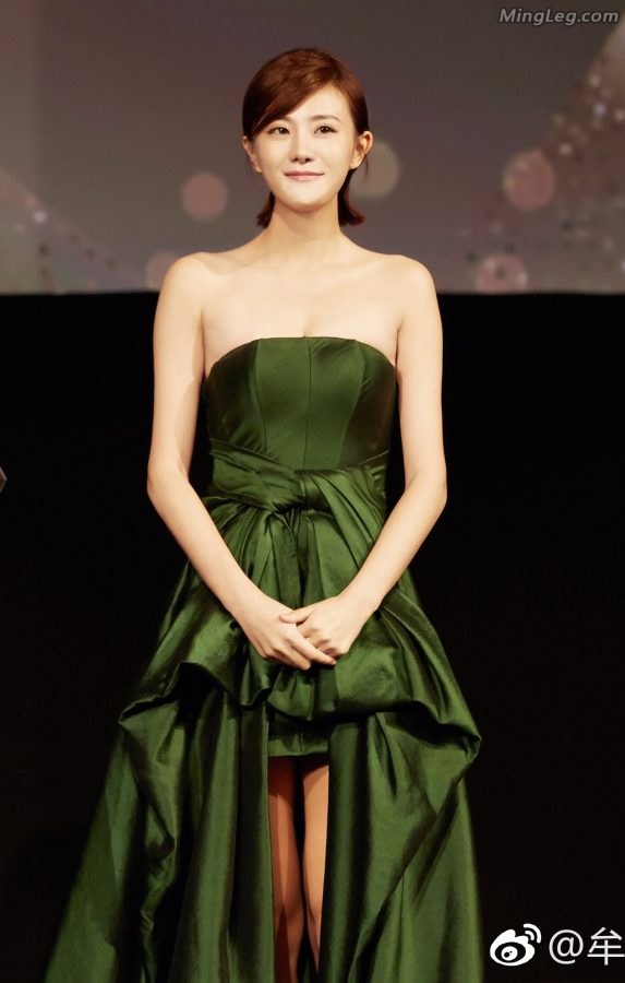 山东美女牟星穿低胸礼服露美腿(3/6)