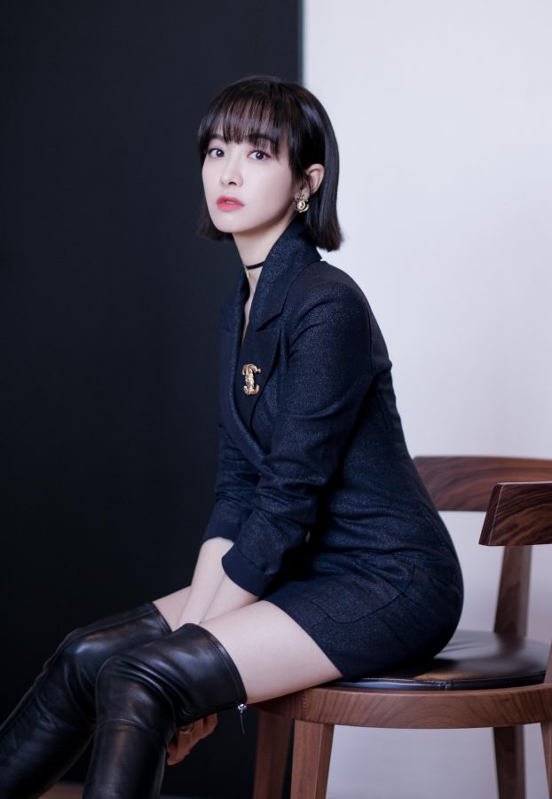 短发美女宋茜皮靴大白腿(2/6)