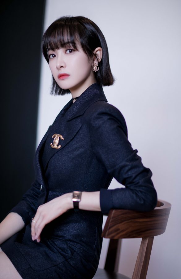短发美女宋茜皮靴大白腿(4/6)