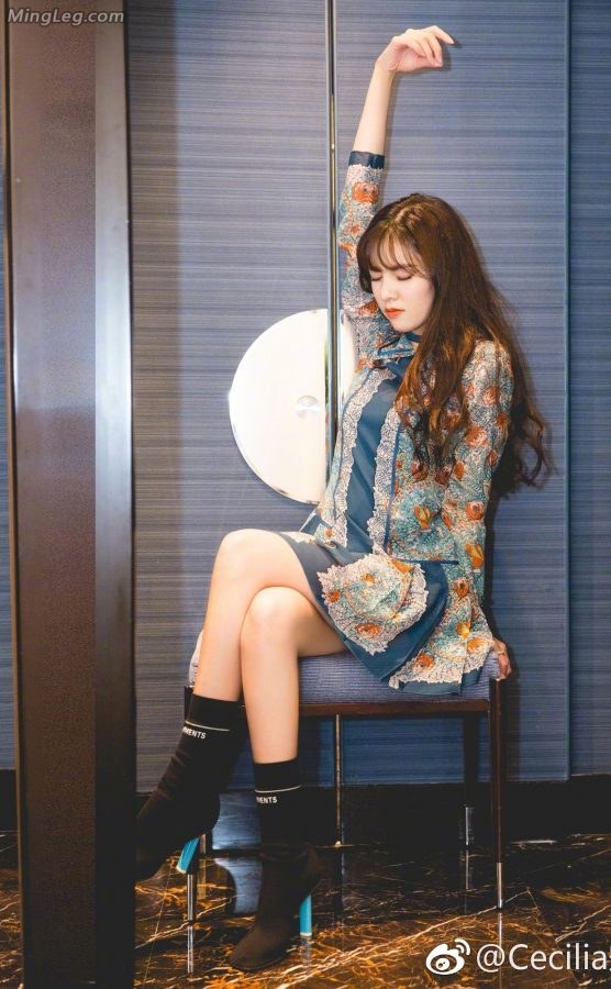 宋妍霏修长美腿纤细玉手(1/8)