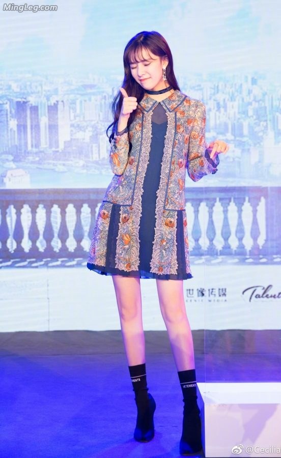 宋妍霏修长美腿纤细玉手(6/8)