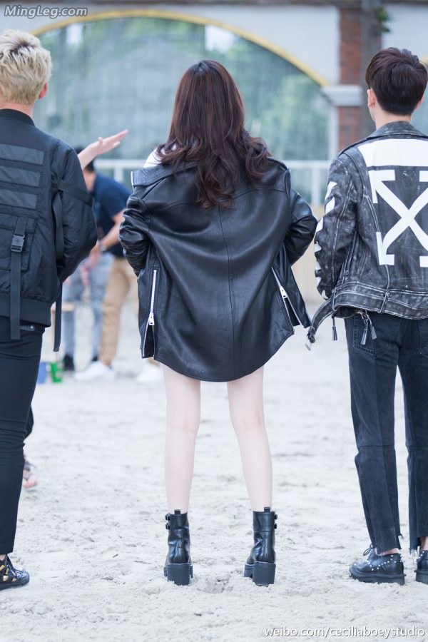 宋妍霏超短热裤白美腿好一个精品小姐姐(5/7)