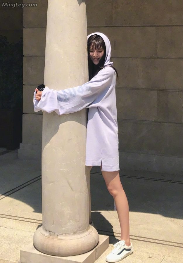 宋妍霏玩累躺在椅子里睡着了(2/2)