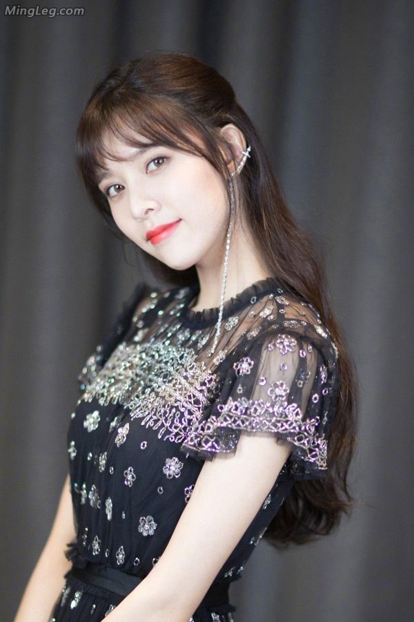 气质美女明星宋妍霏高跟鞋内可爱的美足(5/5)