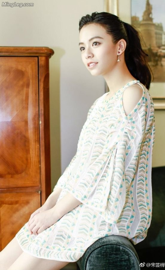 《西虹市首富》女主宋芸桦尖头细高跟美腿(3/7)