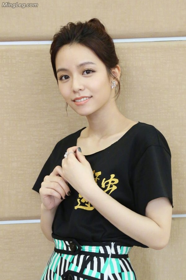 宋芸桦高跟美足宣传电影《猛虫过江》(2/5)