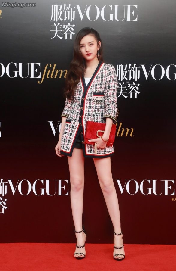 宋祖儿红毯上笔直的美腿白皙的玉足(2/2)