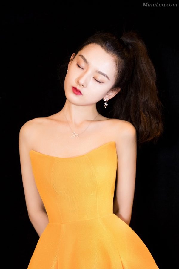魅力少女宋祖儿脚踩乳白色尖头高跟鞋(5/6)