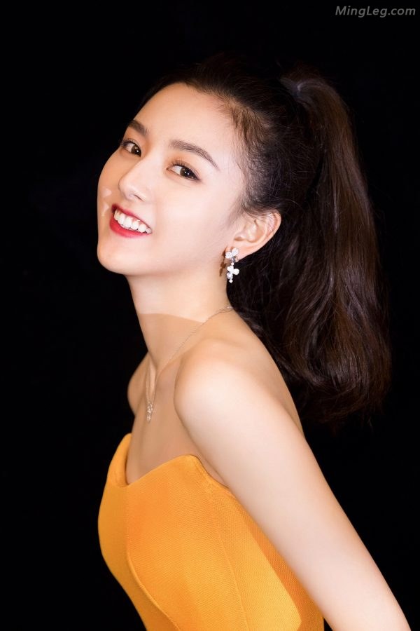 魅力少女宋祖儿脚踩乳白色尖头高跟鞋(6/6)