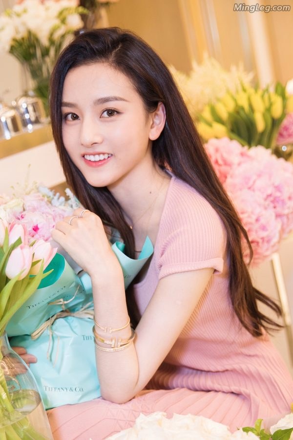 粉嫩的长发少女宋祖儿穿高跟凉鞋露玉脚(3/7)